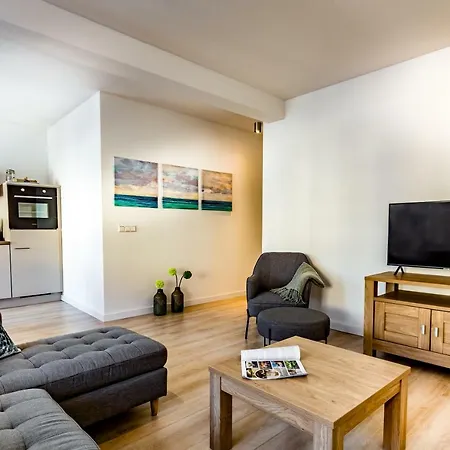 Apartment Boven De Ijsjes